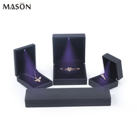 Boîte à bijoux LED laque noire boîte à logo estampage or emballage de bijoux LED de luxe boîte à bijoux bague personnalisée en diamant avec lumières