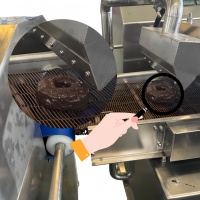 Machine d'enrobage de chocolat entièrement automatique à haute efficacité avec tunnel de refroidissement pour barres énergétiques, beignets et snacks