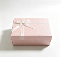 Boîte cadeau rigide à fermeture magnétique avec surface pailletée, ruban satiné imprimé, nœud, papier rigide de luxe, matériaux recyclés, bonbons, mariage