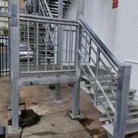 Escalier extérieur résidentiel antidérapant en acier, marches en spirale, design élégant, garde-corps préfabriqué en acier