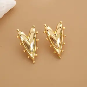 18K Gold Punk Hip Hop Metal herzförmige Steckerohrringe Huggies Schmuck für Hochzeiten und Partys aus Kupfer