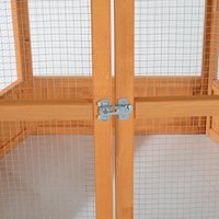 Grande cage à oiseaux hexagonale en bois gris clair avec toit couvert, volière extérieure