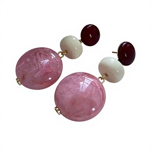 Boucles d'oreilles créoles en résine marbrée colorée pour femmes, accessoires tendance faits à la main en acrylique, bijoux fantaisie - Product Image 6