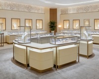 Table de présentation de bijoux incurvée avec éclairage LED |   Vitrine en verre à coins arrondis avec cadre en métal doré brossé beige |   Personnalisable