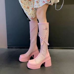 รองเท้าบูทผู้หญิงสีชมพูทรงเข้ารูป พื้นหนา รองเท้าส้นสูงแบบยาว หนังผสมผ้าทูลล์ คอลเลคชั่นฤดูใบไม้ผลิ/ฤดูร้อน ปี 2026 รองเท้าบูทส้นสูงพิเศษแบบสูงถึงเข่า - Product Image 1