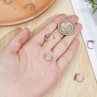 1 Paire de faux anneaux de lèvre en acier inoxydable, réglables, sans perçage, style punk, dents de loup, Halloween, en forme de C, pour hommes et femmes