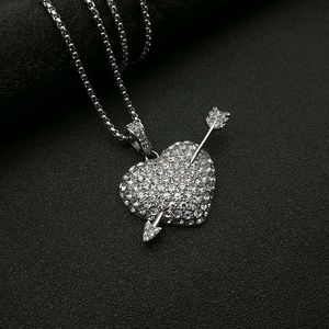 Collier pendentif en acier titane avec diamant taillé en cœur et flèche plaqué or pour un usage quotidien - Product Image 3