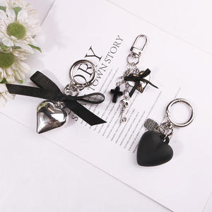 Nouveau porte-clés de couple de coeur en tissu rétro pendentif de sac de voiture polyvalent noir - Product Image 1