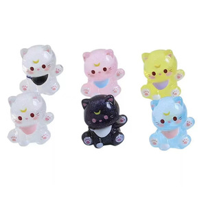 Dibujos animados lindo Animal sentado agitando las manos <span class=keywords><strong>Luna</strong></span> suerte brillante resina accesorios coche escritorio pequeño adorno llavero colgante - Product Image 1