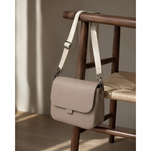 Sac bandoulière en cuir vegan, petit sac à rabat pour femme, bandoulière en sangle, logo personnalisé, cadeau - Product Image 3