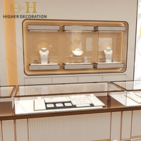 Design moderne et minimaliste pour salle d'exposition de bijoux, mobilier de magasin de bijouterie, comptoir de présentation en verre, vitrine de bijoux