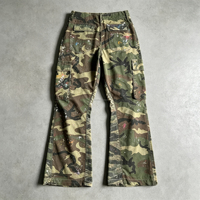 Pantalon cargo évasé camouflage à effet éclaboussures de peinture pour hommes, avec panneau latéral à rayures tigrées contrastantes, taille haute, coupe bootcut, style streetwear, logo personnalisé, vente en gros