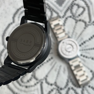 Montre à quartz pour homme en acier inoxydable noir personnalisée avec échelle à aiguilles magnétiques et chiffres arabes Sabr - Product Image 6