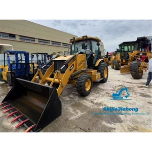 Chargeuse intégrée Caterpillar 420F avec fonctions de creusement et de chargement, idéale pour la rénovation de cours et les travaux de fondation - Product Image 2