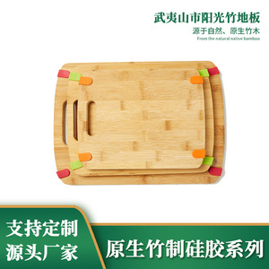 Tabla de cortar de bambú con bordes de silicona antideslizantes, rectangular, para preparar alimentos. - Product Image 4