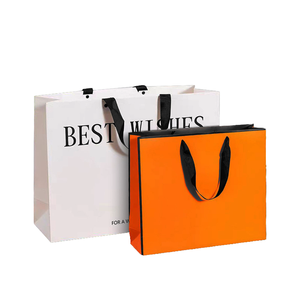 ถุงกระดาษพรีเมียมสั่งทำพิเศษสำหรับใส่เสื้อผ้า ถุงช้อ<span class=keywords><strong>ป</strong></span><span class=keywords><strong>ป</strong></span>ิ้ง และถุงของขวัญ พร้อมหูหิ้วเชือกฝ้าย ขนาดสั่งทำได้ พิมพ์ลายเคลือบด้าน - Product Image 1