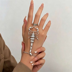 Cadena <span class=keywords><strong>de</strong></span> mano <span class=keywords><strong>de</strong></span> escorpión con diamantes <span class=keywords><strong>de</strong></span> imitación y anillo <span class=keywords><strong>de</strong></span> dedo, pulsera <span class=keywords><strong>de</strong></span> esclavo gótica punk, joyería <span class=keywords><strong>de</strong></span> mano unisex <span class=keywords><strong>de</strong></span> moda - Product Image 2