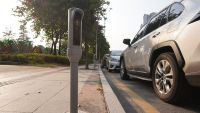 Borne de stationnement intelligente AKE en alliage d'aluminium pour extérieur avec caméra ANPR et système de gestion du stationnement en rue par reconnaissance de plaque