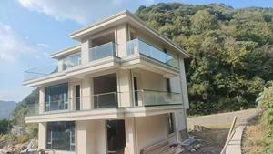 Rahmenlose Glasbalustraden F108 Aluminium-Durchgangsglas-Baluster für Balkon Doppelreihige Schraubenbefestigung Glasbaluster - Product Image 2