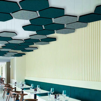 Plafond suspendu acoustique décoratif PET à absorption acoustique Panneau de nuages Baffles acoustiques en fibre de polyester Carreaux de plafond acoustiques