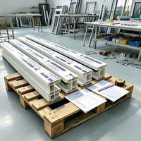 Profilé UPVC blanc co-extrudé avec joint d'étanchéité en caoutchouc, parfait pour améliorer l'étanchéité aux intempéries des fenêtres