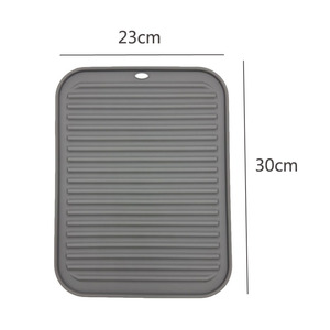 แผ่นรองกันลื่นซิลิโคนทนความร้อนสำหรับโต๊ะครัว สีพื้น มีร่องสำหรับเก็บและเสิร์ฟอาหาร - Product Image 2