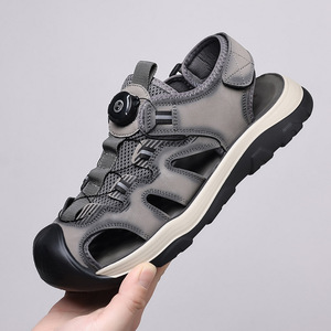 Sandales décontractées pour hommes, perforées, grises, respirantes, à bout fermé, avec fermeture Velcro, talon plat, pour la randonnée et la plage - Product Image 1