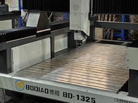 Routeur CNC 1300x2500mm pour bois et mousse, machine de gravure 3D haute vitesse avec commande Syntec, moteur à roulement à billes à broche unique et PLC intégré