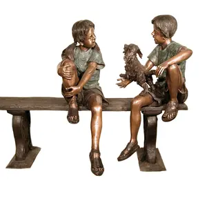 户外花园金属青铜男孩和女孩雕塑与狗在长凳上