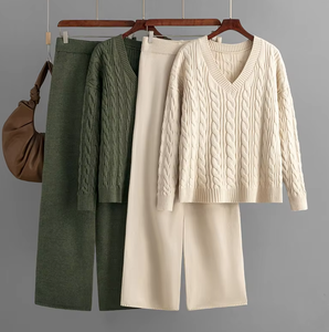 Set Due Pezzi da Donna con Maglione a Collo a V Incrociato, Tinta Unita, Lavorazione Intrecciata, Caldo per Autunno e Inverno, Abbigliamento di Fabbrica - Product Image 2