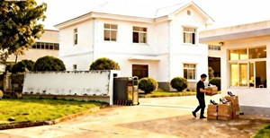 <span class=keywords><strong>Botines</strong></span> de Mujer con Punta en Pico, Tacón con Flor Dorada y Borde de Suela Roja, Diseño Personalizado de Moda en Gamuza Negra - Product Image 6