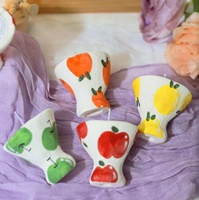 Bougie en céramique de Jingdezhen peinte à la main avec un adorable motif de fruits, style créatif unique, cadeau d'anniversaire parfait pour les proches