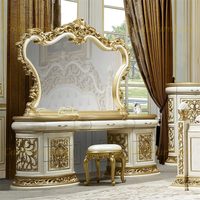 Lit king-size en bois sculpté à la main de luxe avec tables de chevet, couleur or antique, meubles de chambre à coucher