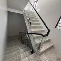 Balustrades d'escalier intérieures modernes, garde-corps en verre couleur personnalisée, monobloc noir massif, main courante durable et sûre, décoration pour maison et villa