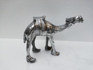 Estatua de Pareja de Camellos de Metal - Product Image 4