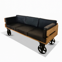Endüstriyel Deri Çekyat Tekerlekleri |   Modern Ahşap Çerçeveli Trolley Kanepe |   Oturma Odası Daire Avlusu için Üç Kişilik Mobil Araba