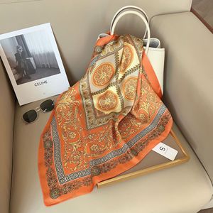 Écharpe <span class=keywords><strong>en</strong></span> <span class=keywords><strong>soie</strong></span> artificielle rétro pour femmes de style britannique, printemps-été, <span class=keywords><strong>noir</strong></span> et or, nouvelle écharpe carrée décorative à motif de fleurs de noix de cajou - Product Image 2