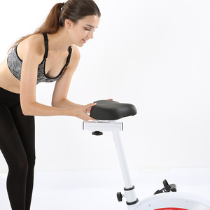 Bicicleta estática vertical blanca y negra con resistencia ajustable, equipo de fitness para uso doméstico JS610 - Product Image 3