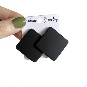 Boucles d'oreilles uniques en résine faites à la main pour femmes, boucles d'oreilles pendantes modernes et colorées, accessoires de bijoux légers et artistiques pour tenues décontractées et - Product Image 4