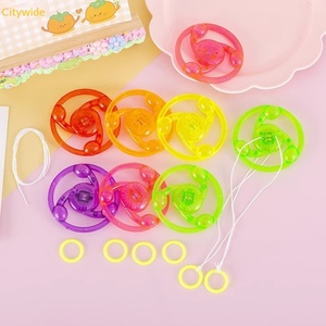 2026 Vente en gros Jouet sifflet lumineux en plastique pour enfants, Gyroscope classique, Soucoupe volante clignotante et <span class=keywords><strong>lumineuse</strong></span>, Souvenir d'enfance - Product Image 2
