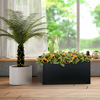Jardinière rectangulaire extra-large en acier pour extérieur, moderne, sur mesure, avec garde-corps de toit, peinte en noir/blanc