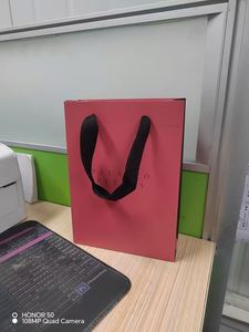 Sac de transport en carton de luxe léger avec gaufrage et logo personnalisé disponible – Emballage délicat pour boutiques artisanales et vente au détail quotidienne - Product Image 3