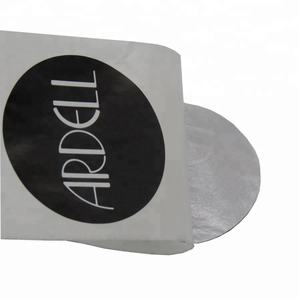 Étiquette adhésive ronde noire pour bouteille avec impression personnalisée brillante du logo - Product Image 6