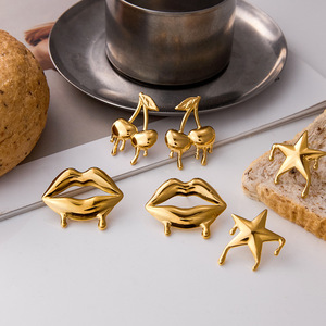 Pendientes de botón Lava Food de aleación de zinc con forma de labios dorados, joyería para fiesta - Product Image 3