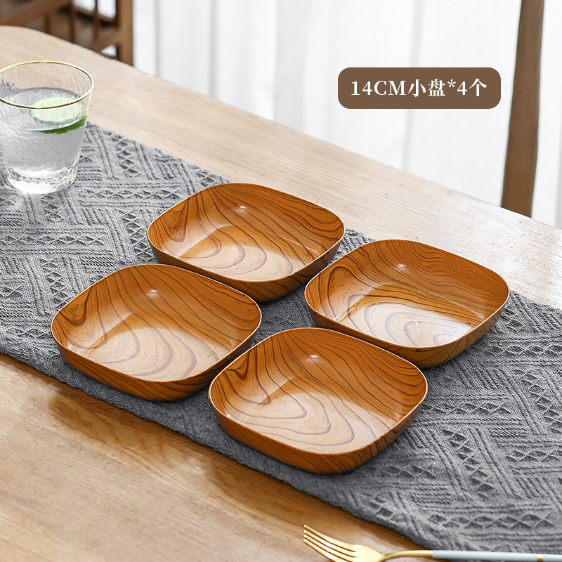 Ensemble de quatre petites assiettes de 14 cm