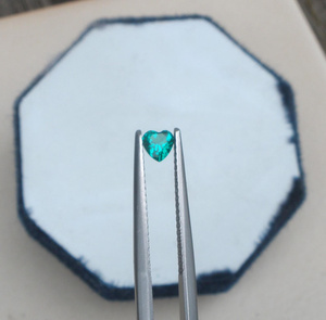 Esmeralda Colombiana en Forma de Corazón, Gema Natural de 4mm para Colección, Regalo, Joyería y Manualidades - Product Image 4