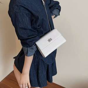 Mini bolso de cadena cuadrado estructurado texturizado con correa ajustable - Product Image 4