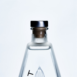 Maßgefertigte Alphabetische Buchstabenform Spirituosenflasche, Einzigartige A-Form Klare Glas-Wodkaflasche mit Verschluss für Spirituosenverpackung - Product Image 2