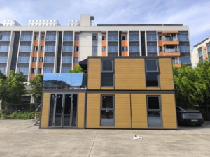 Maison conteneur modulaire préfabriquée extensible à deux étages avec balcon vitré pour projet de villa de vacances en zone panoramique - Product Image 1