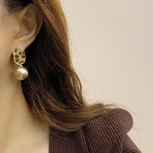 Boucles d'oreilles pendantes exagérées en flanelle à imprimé léopard vintage en or véritable plaqué cuivre, nouvelle mode haut de gamme pour femmes, automne-hiver - Product Image 2